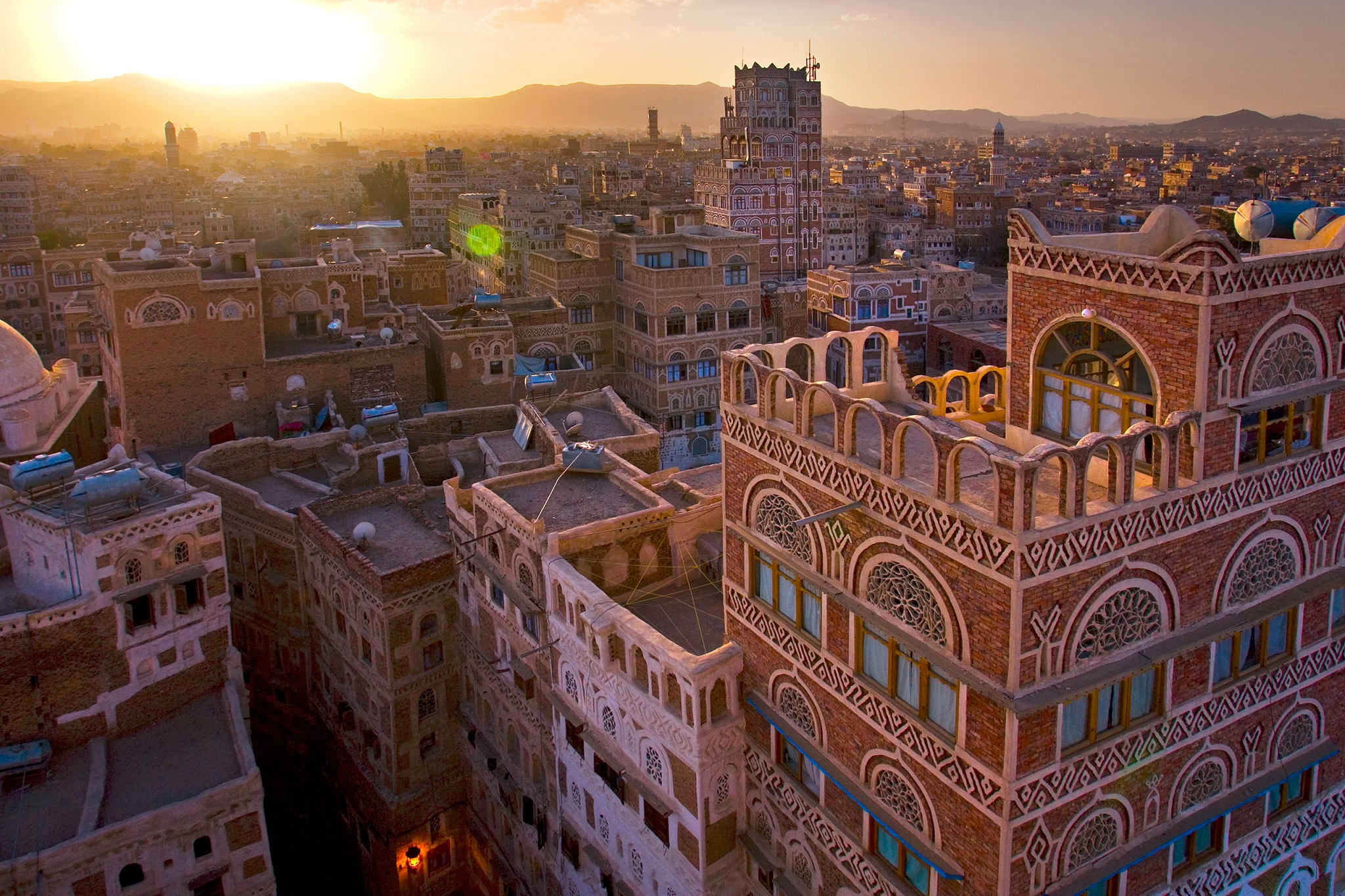 Vista dall'alto di una caratteristica città yemenita, da visitare con un'assicurazione viaggio yemen