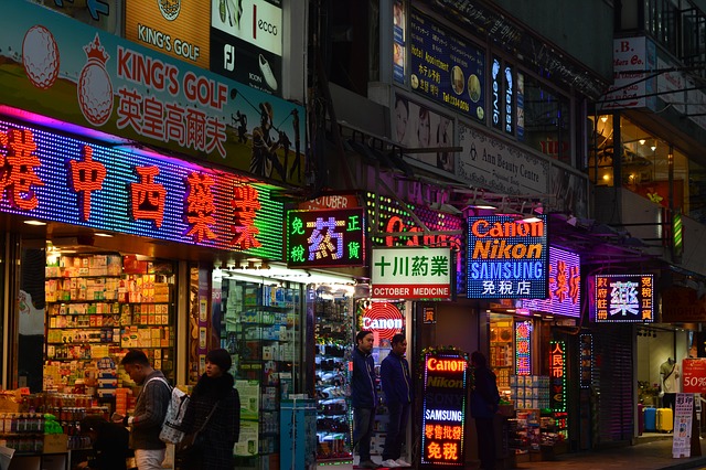 Le strade di Hong Kong offrono una grande varietà culturale e linguistica. Che lingua si parla ad Hong Kong? Scoprilo con Amerigo.it