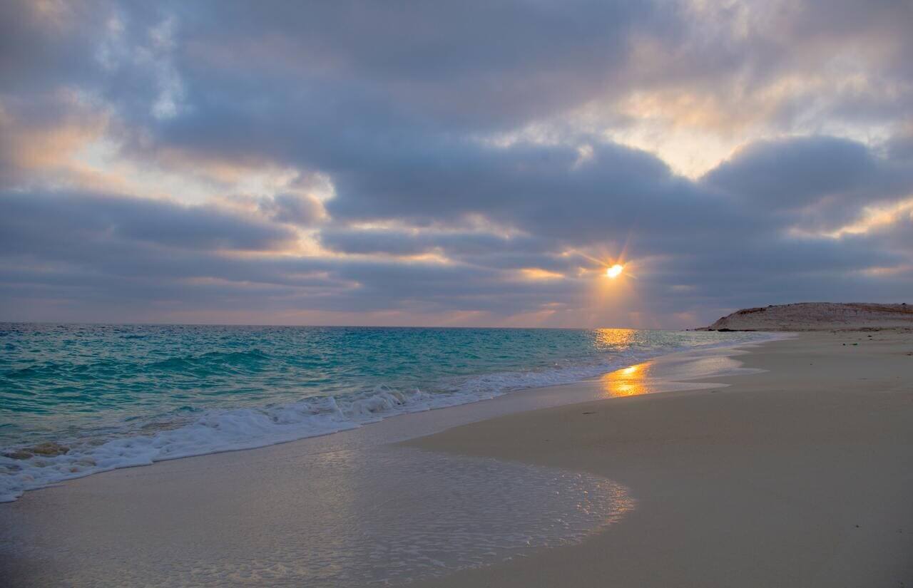 La spiaggia di Marsa Matrouh, in Egitto, all'alba.