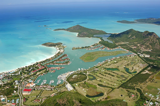 Le spiagge di Jolly Harbour viste dall'alto. Scopri le spiagge più belle di Antigua con Amerigo.it