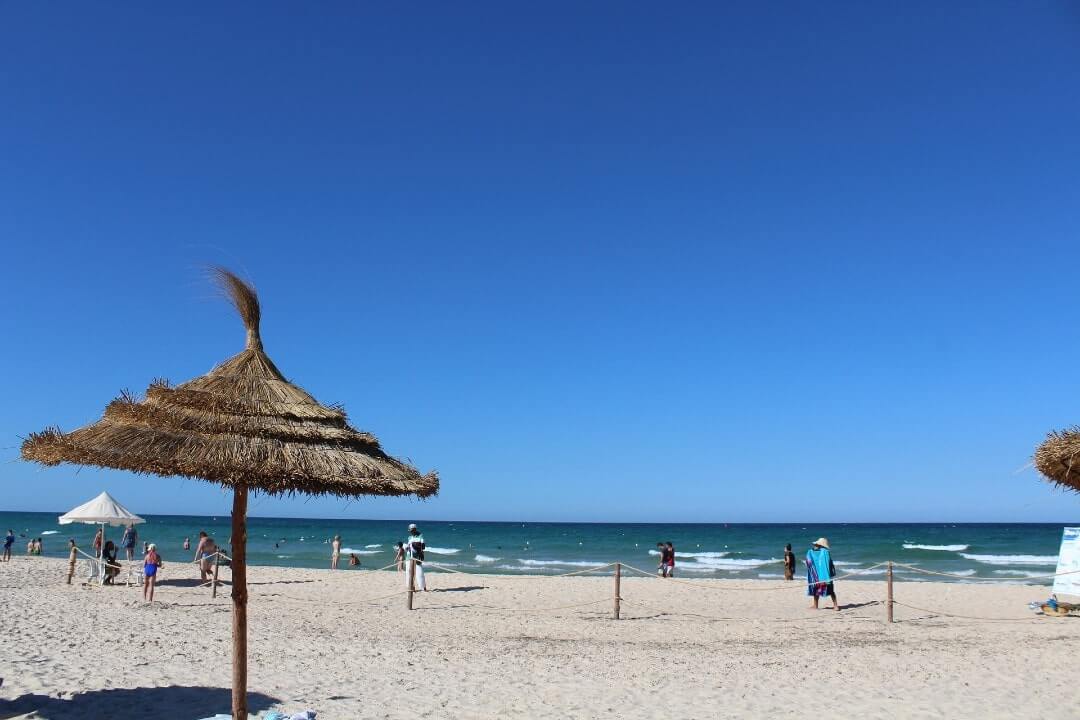 Un ombrellone e una spiaggia bianca in Tunisia.