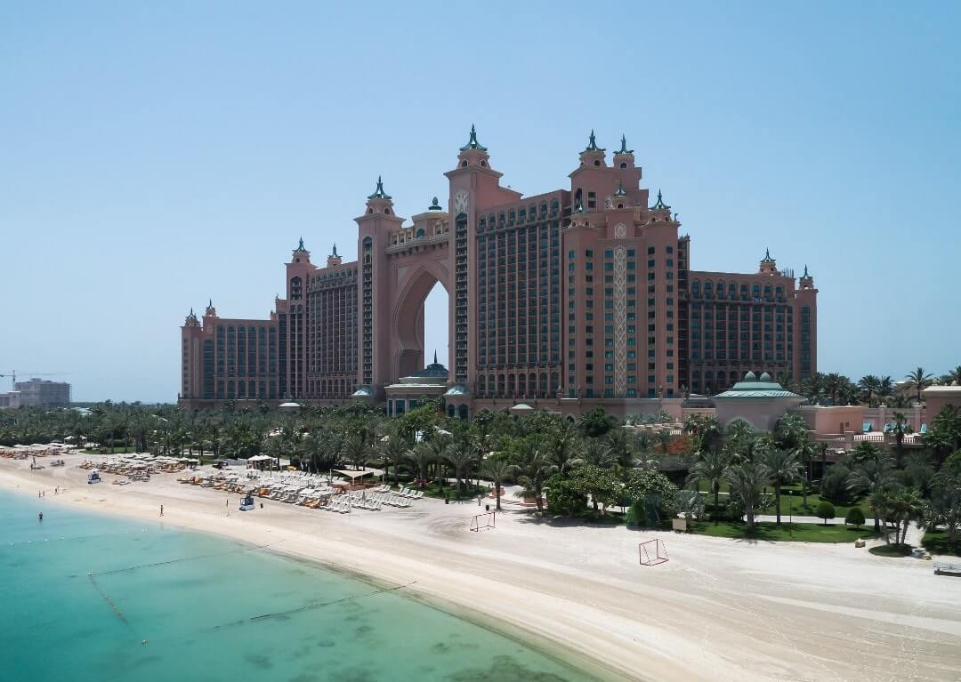 La spiaggai di palm Jumeirah davanti all'Atlantis The Palm Hotel di Duabi.