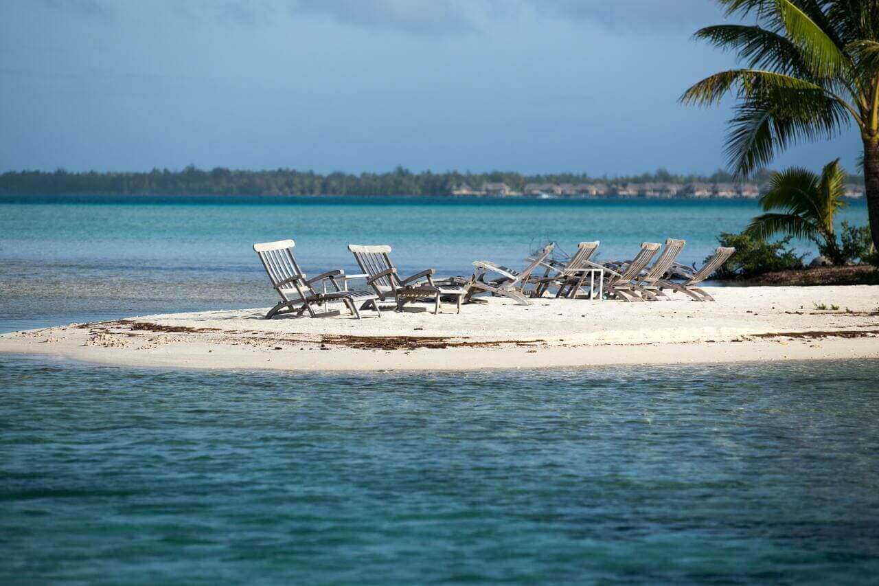 Sdraio in spiaggia, in riva al mare: quando andare in Polinesia Francese?