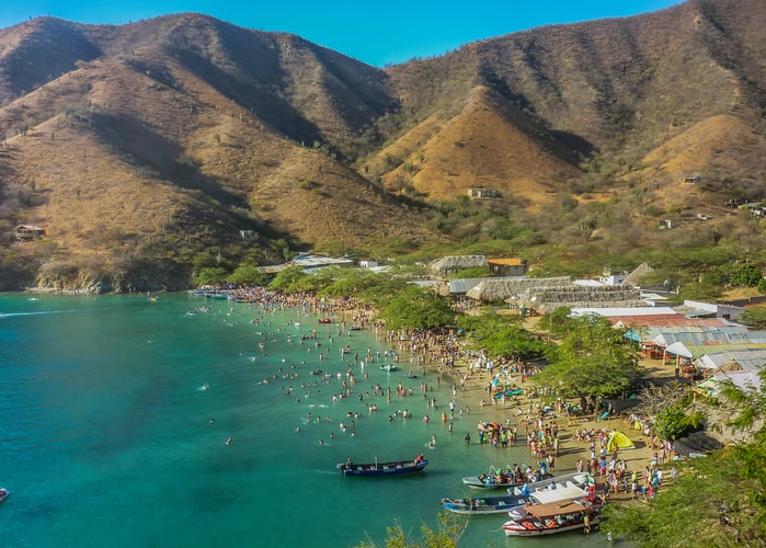 La spiaggia di Taganga, nei pressi di Santa Marta. Tra le più belle attrazioni per sapere cosa vedere al mare in Colombia