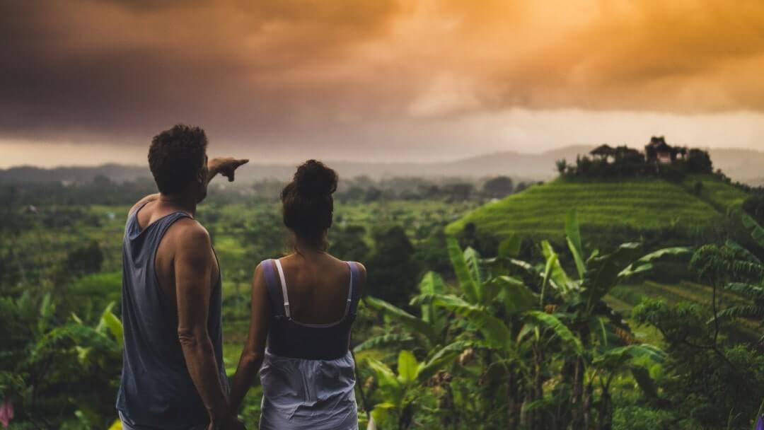 Una coppia scopre il panorama: cosa vedere e cosa fare a Bali.