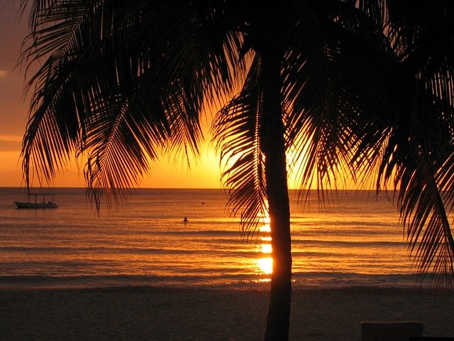 Il tramonto all'orizzonte delle spiagge di Negril, tra le attrazioni più affascinanti per sapere cosa vedere in Giamaica