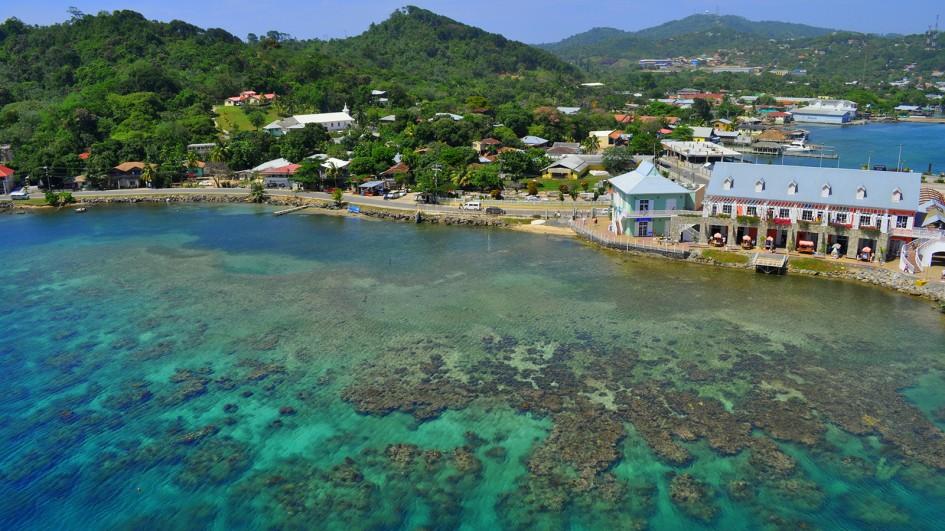 Le meravigliose acque dell'isola di Roatán in cui immergersi protetti dall'assicurazione viaggio Honduras di Amerigo.it