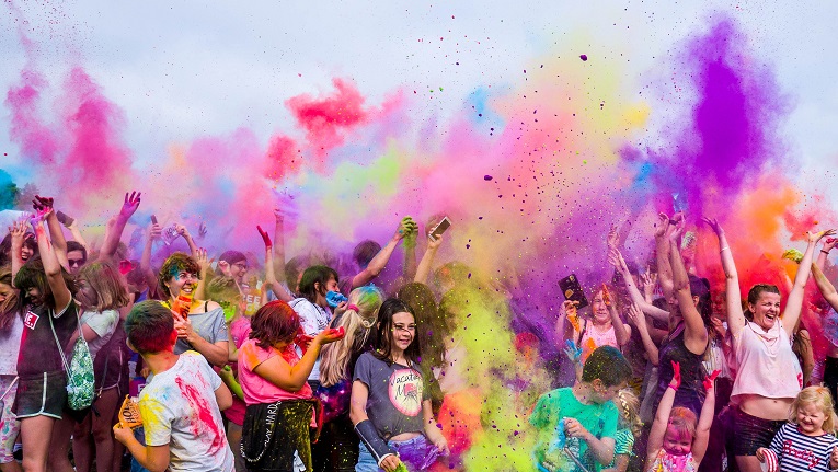 Oltre al valore simbolico, la festa dei colori in India riserva enorme divertimento a grandi e piccoli