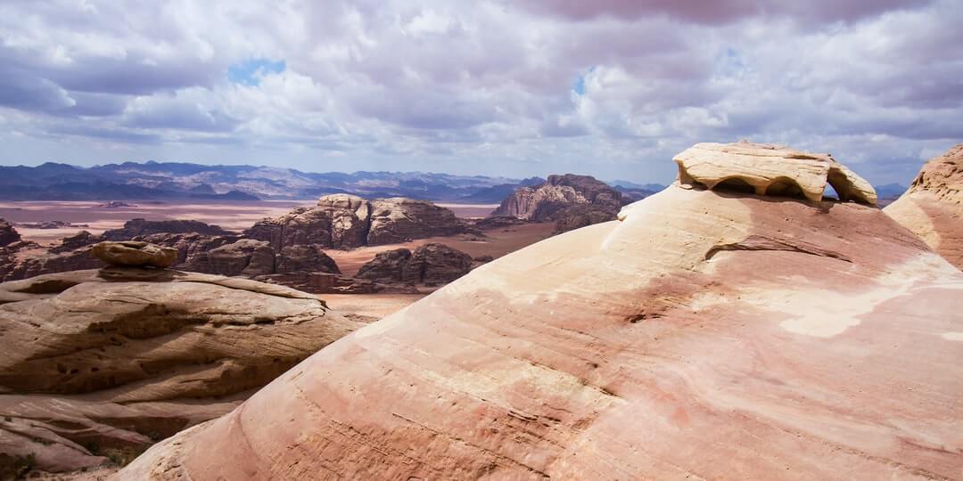 Vista panoramica di Wadi Rum in un giorno nuvoloso in Giordania.