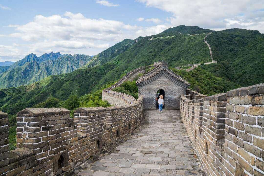 Il passo di Mutianyu della Muraglia cinese, tra le montagne.