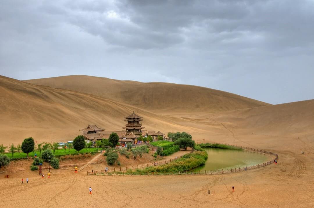 Possibile immagine dell'Oasi di Dunhuang, antica tappa della Via della Seta che collegava Italia e Cina.