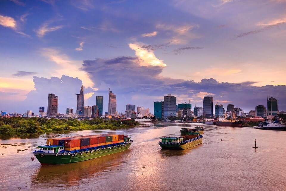  Skyline di Ho Chi Minh, vista dal fiume.