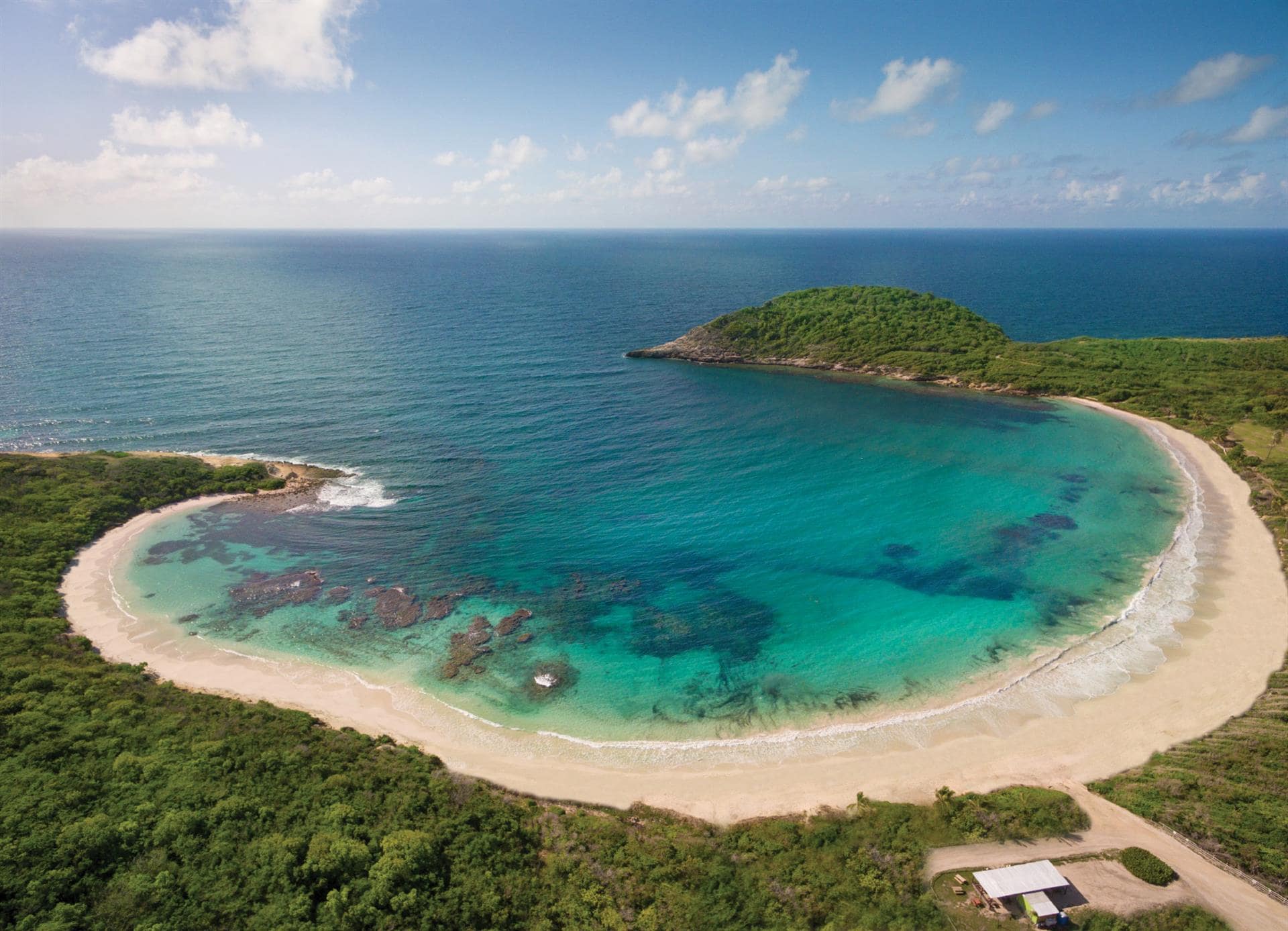La caratteristica conformazione di Half Moon Bay, tra le spiagge più belle di Antigua