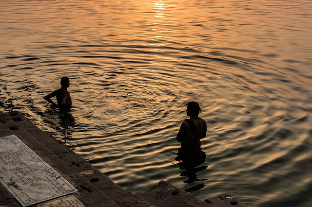 Due uomini immersi nelle acque del fiume Gange, tra le principali attrazioni per sapere cosa vedere in India