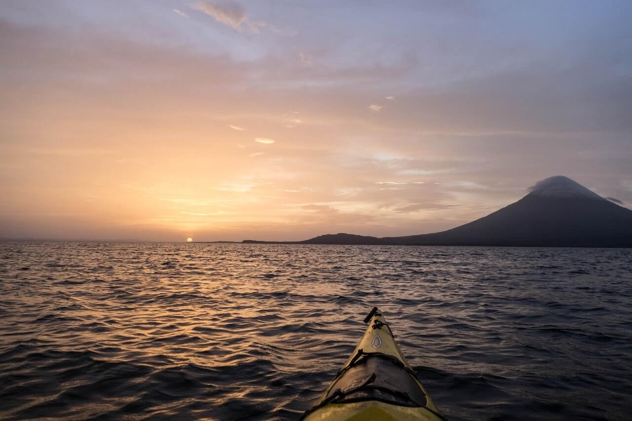 Un kayak solca le acque del lago di Ometepe, in Nicaragua.