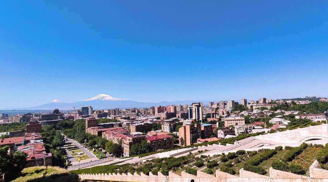 Vista della città di Yerevan, Capitale dell'Armenia dall'alto dei suoi giardini.