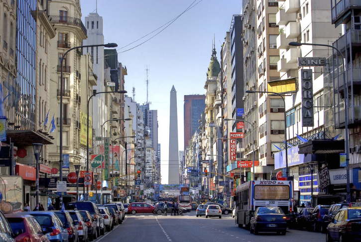 Trafficata via di Buenos Aires in Argentina