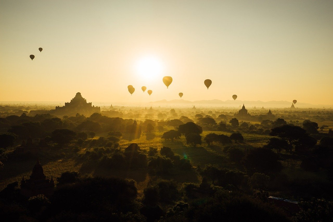 Le mongolfiere nel cielo di Bagan, una delle più affascinanti attrazioni da inserire nella lista di cosa vedere in Myanmar