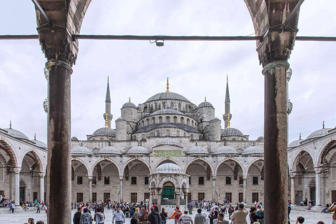 La Moschea Blu visitata dai turisti a Istanbul, in Turchia.