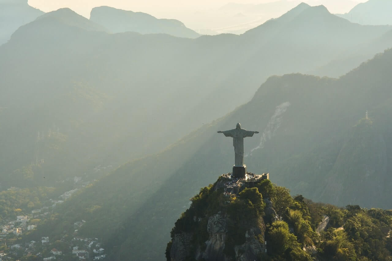 Il Cristo Redentore davanti al panorama di Rio. Cosa vedere in un viaggio in Brasile?