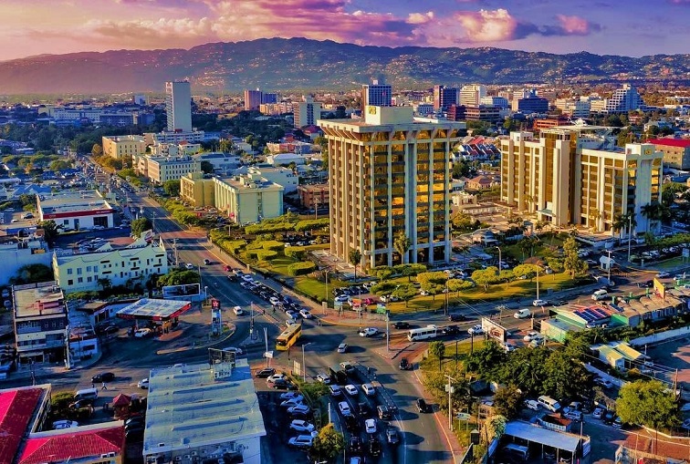 La capitale Kingston vista dall'alto, una delle principali mete per sapere cosa vedere in Giamaica