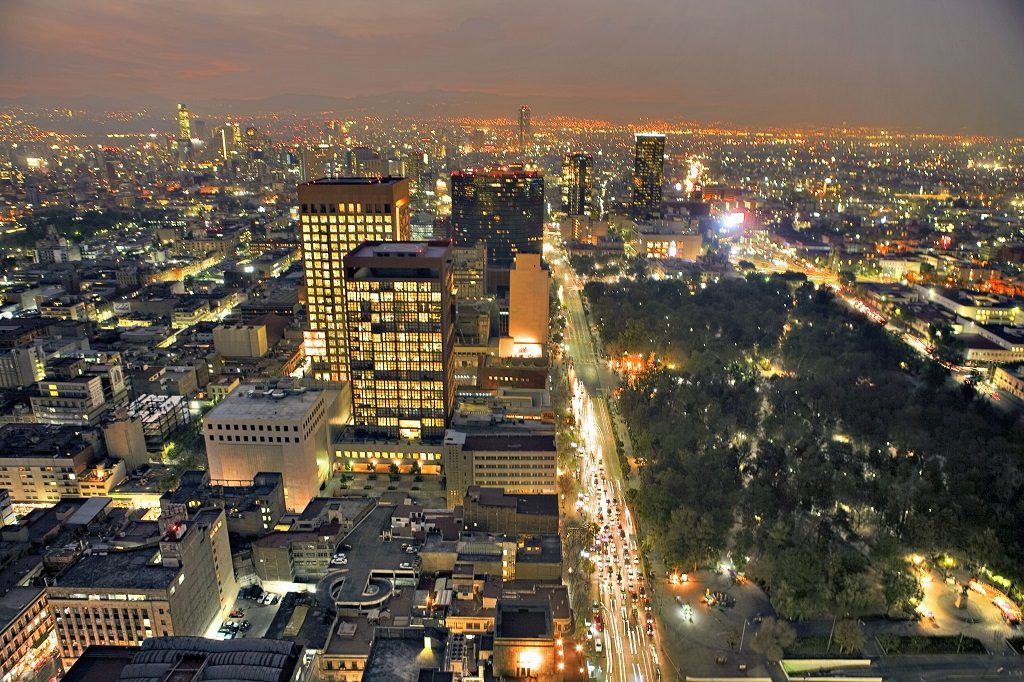 Una veduta notturna di Città del Messico dall'alto, una cosa tra le tante da vedere durante un viaggio in Messico