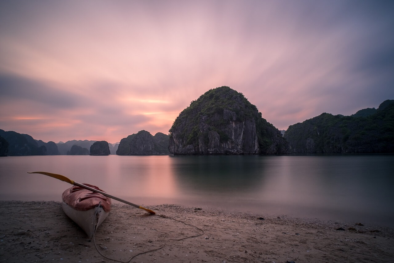 Lan Ha Bay, in Vietnam, un’imbarcazione sulla spiaggia vista al tramonto.