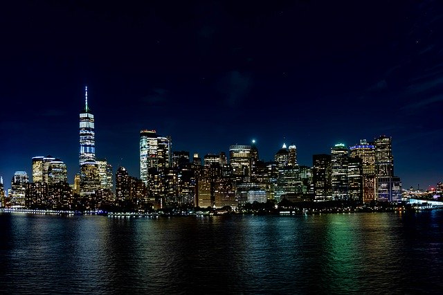 Lo skyline di New York illuminato dalle luci notturne. Scopri cosa vedere di notte nella Grande mela con i consigli di Amerigo.it