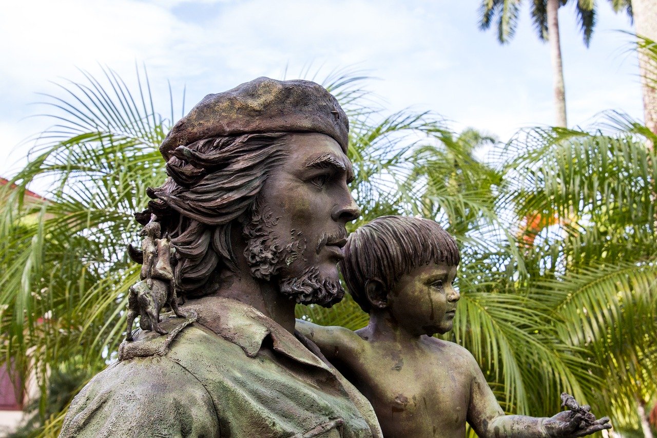 La statua in bronzo di Che Guevara a Santa Clara. Scopri cosa vedere tra le meraviglie di Cuba con le guide di Amerigo.it