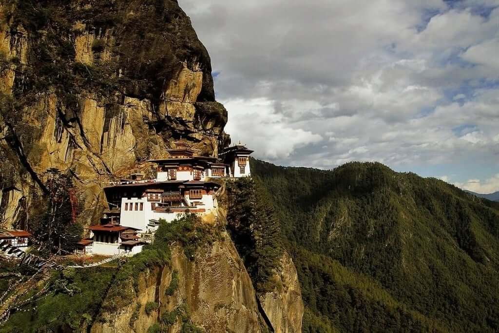 Il monastero Taktsang Palphug, a Paro in Bhutan.