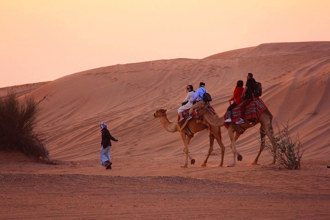 Comitiva in un safari nel deserto vicino Dubai.