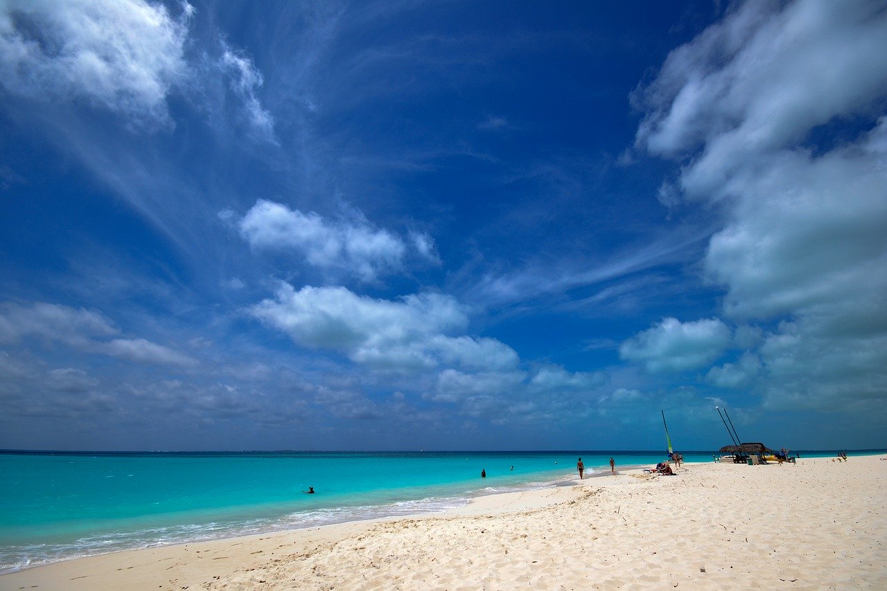 La meravigliosa spiaggia di Cayo Largo. Parti informato per sapere cosa vedere a Cuba con le guide di Amerigo.it