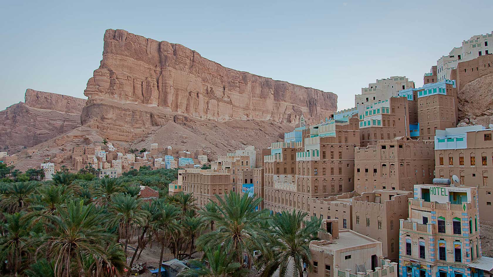  Veduta di una città yemenita e del paesaggio desertico circostante