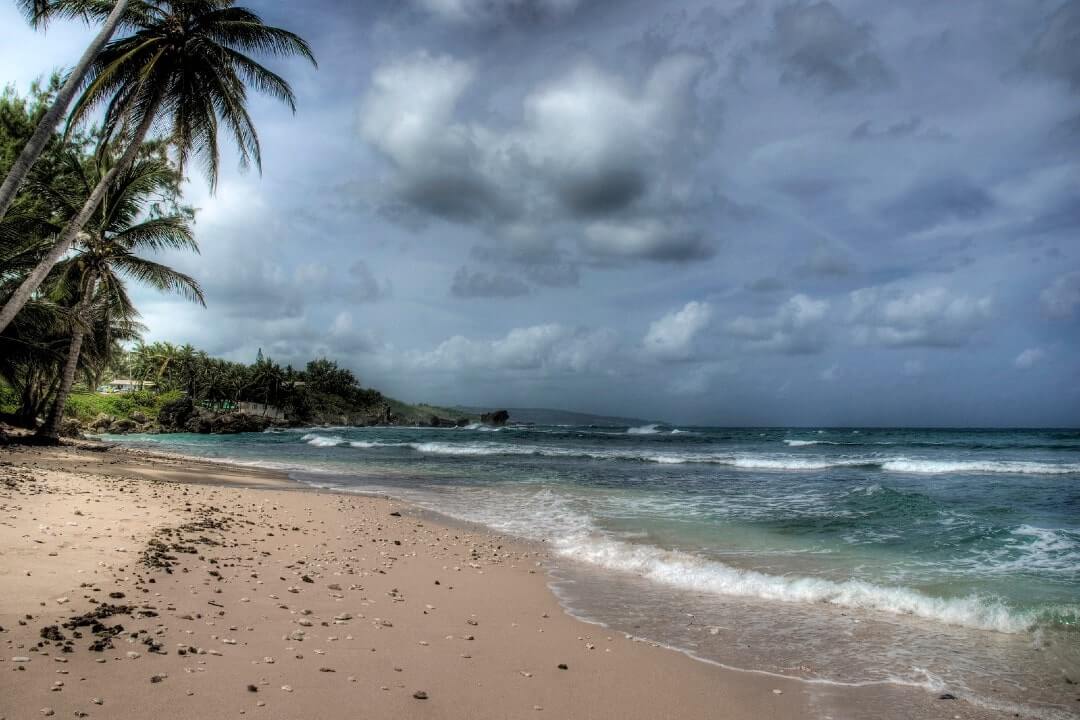 Una spiaggia di Barbados, in un giorno di maltempo.