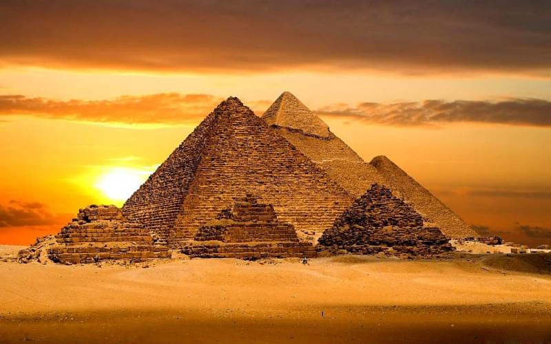Le piramidi di Giza, una tappa immancabile per un viaggio alla scoperta degli antichi egizi con la copertura di un’assicurazione viaggio Egitto.