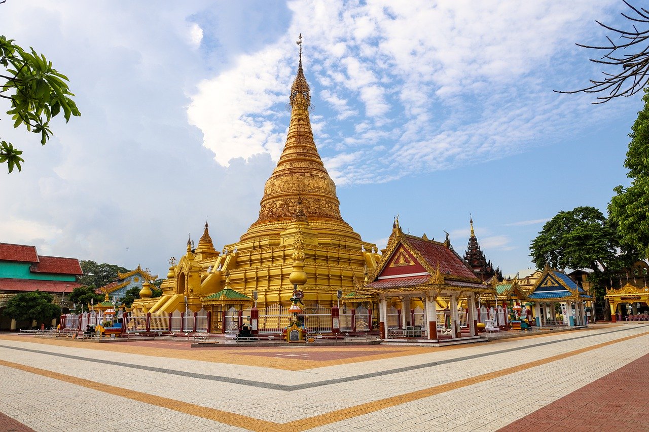 La Kuthodaw Pagoda a Mandalay, splendido esempio di stupa buddhista da non perdere nel corso di una vacanza in Myanmar