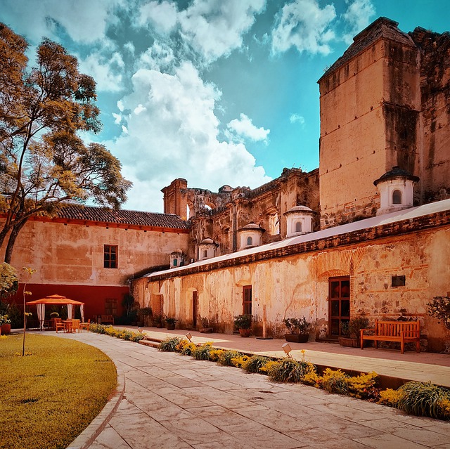 Gli splendidi edifici in pietra di Antigua. Scopri cosa vedere in Guatemala coi consigli di Amerigo.it