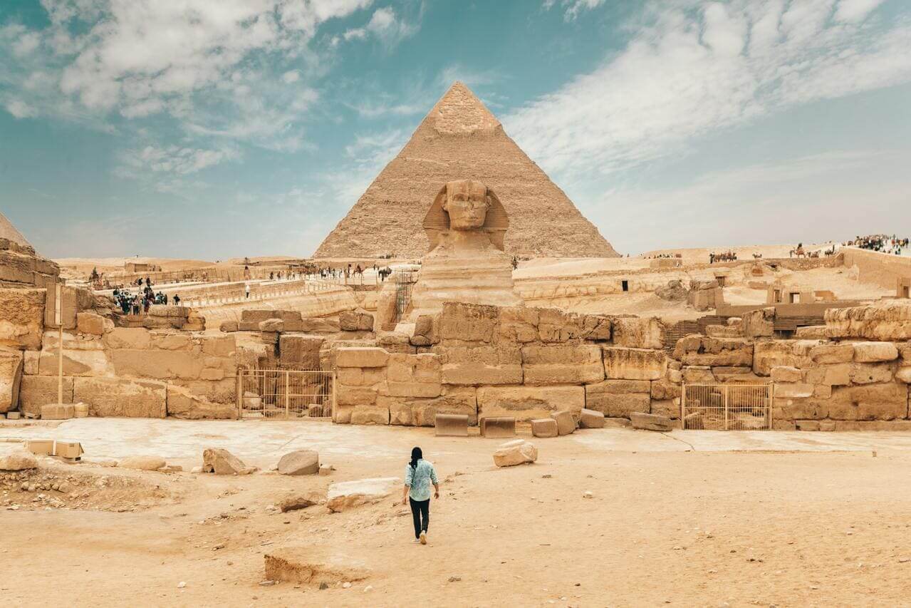 Un uomo di fronte alle piramidi di Giza: cosa fare in un viaggio in Egitto?