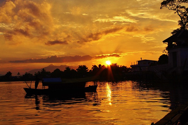 Un tramonto all'orizzonte di Sarawak, nel Borneo malese; sono una delle mille cose da vedere durante un viaggio in Malesia