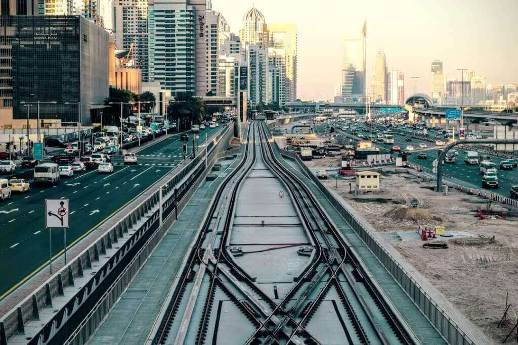 Immagine delle strade di Dubai in un orario di traffico.