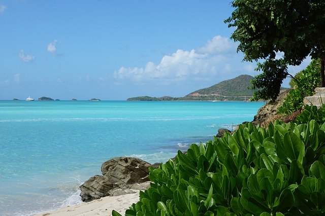 Una delle tantissime splendide spiagge di Antigua. Scopri quando conviene andare coi consigli di Amerigo.it