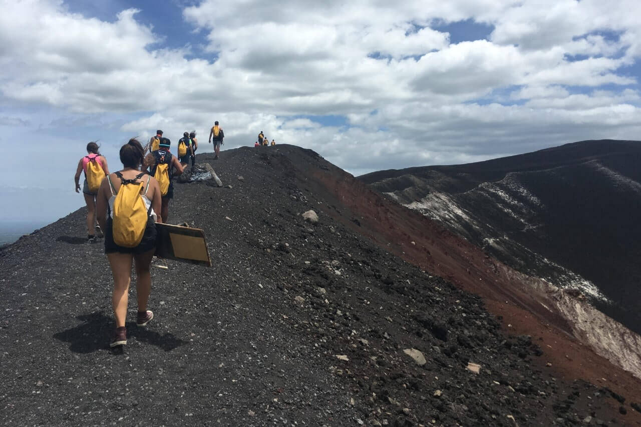 Dei turisti in escursione alla scoperta dei vulcani del Nicaragua.