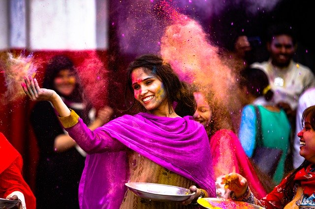 Una ragazza partecipa all'Holi Festival, la festa dei colori in India