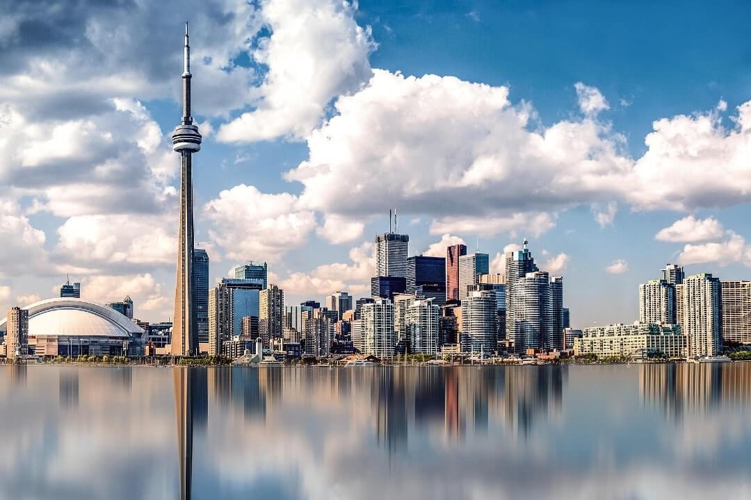 Skyline di Toronto con la CN Tower in evidenza, in Canada.