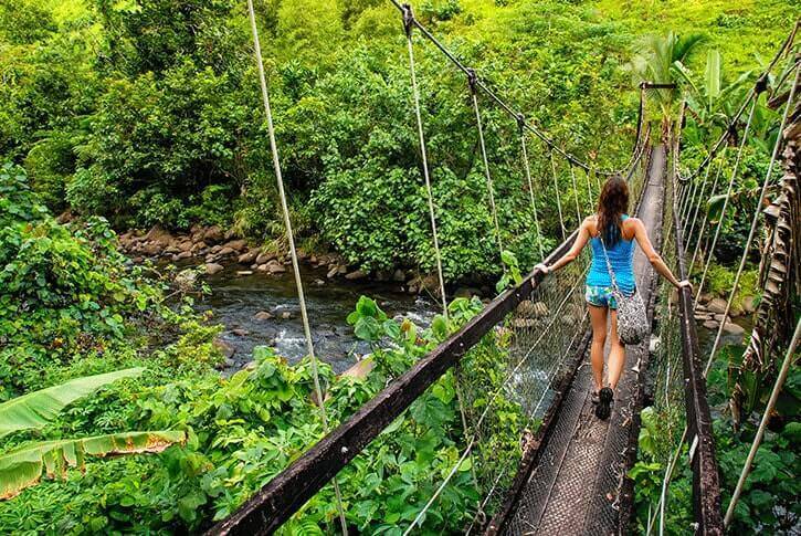 Una donna nel corso di un'escursione e Viti Levu, alle Fiji.