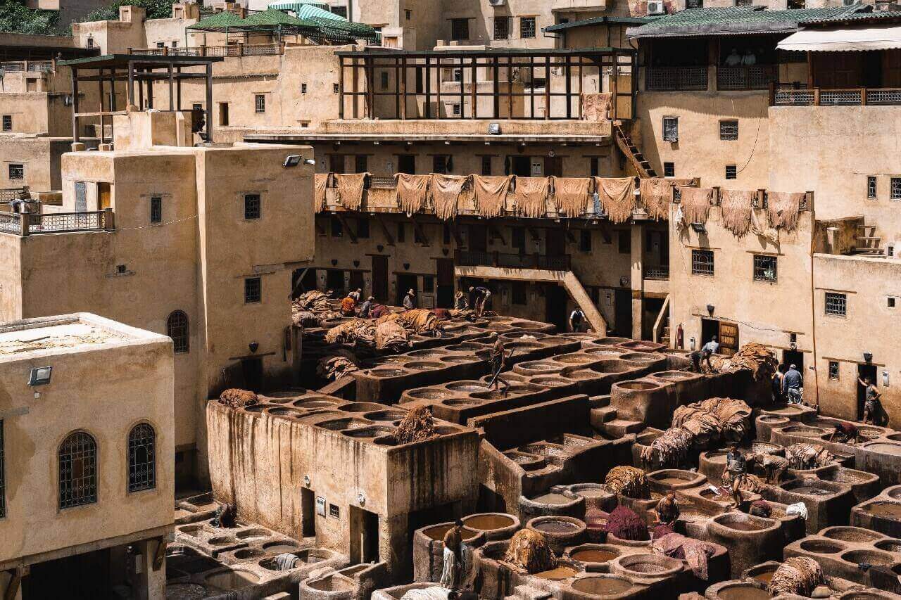 Panoramica delle concerie all'aria aperta, a Fès, Marocco.