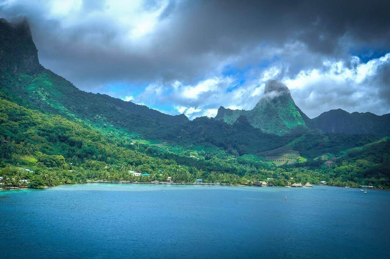 Il panorama vulcanico e vegetale dell'Isola di Moorea, in Polinesia Francese.