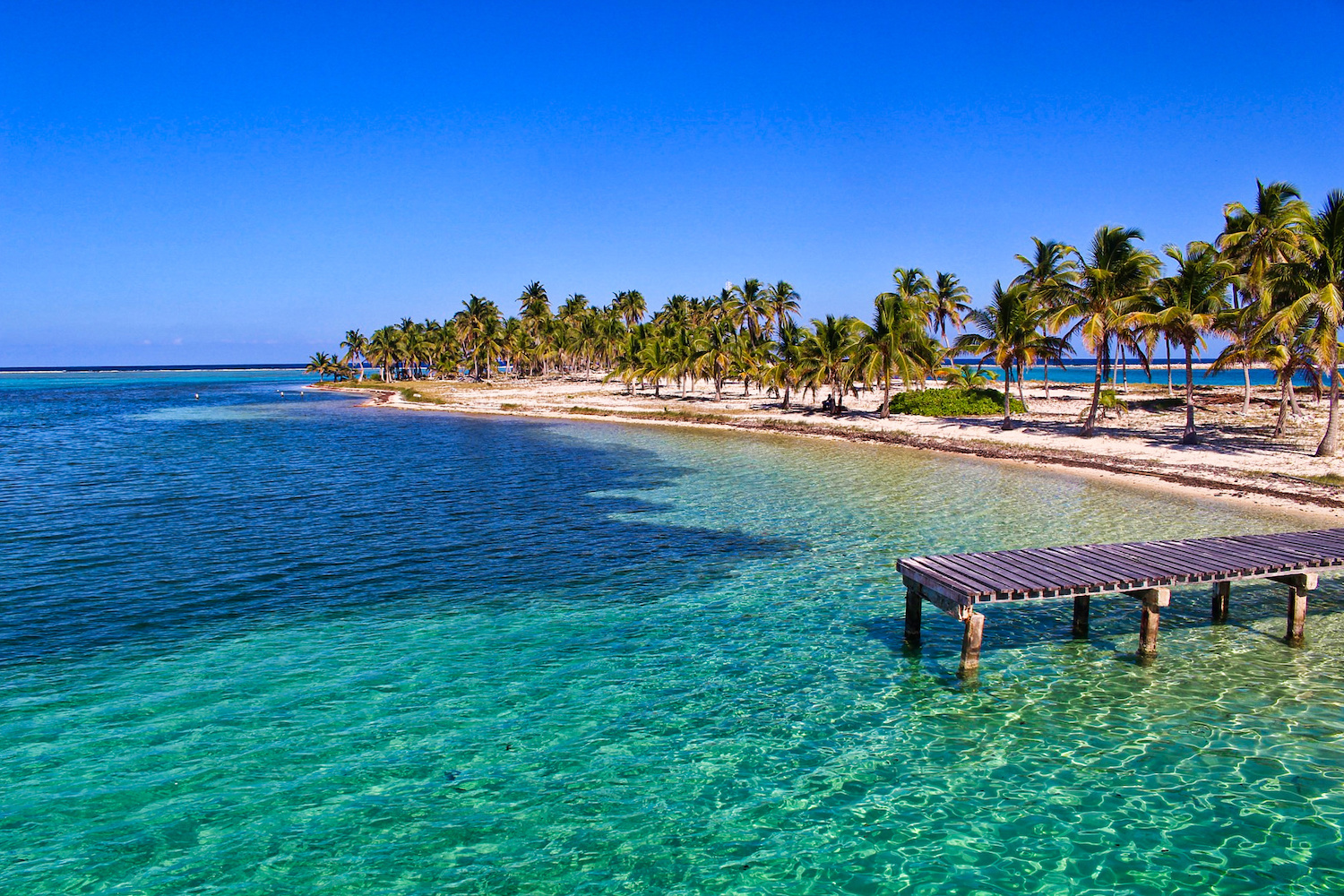 Impossibile non lasciarsi avvolgere dalle acque del Mar dei Caraibi per un relax protetto dall'assicurazione viaggio Belize di Amerigo 
