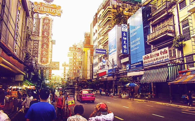 Khao San Road, una delle strade più note e popolate di Bangkok. Scopri le migliori destinazioni della Thailandia con Amerigo.it