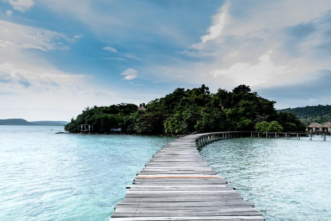 Un ponte che porta a una spiaggia di Sihanoukville, in Cambogia.